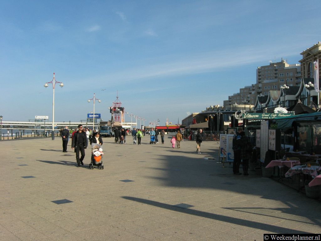 De promenade van Scheveningen Bad ter hoogte van het Kurhaus Hotel. De promenade heet de Strandweg.